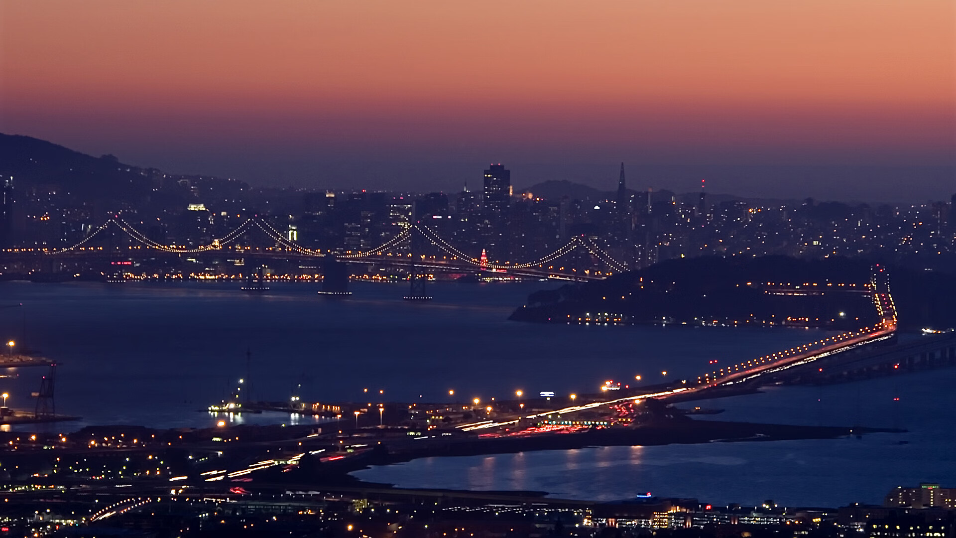 _水上摩托表演赛：速度与水花的极限角逐_，水上摩托车价格是多少